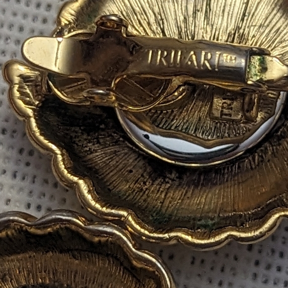 Trifari Gold Laurel Leaf Purple Cabochon Moghul Clip earrings - Picture 8 of 11